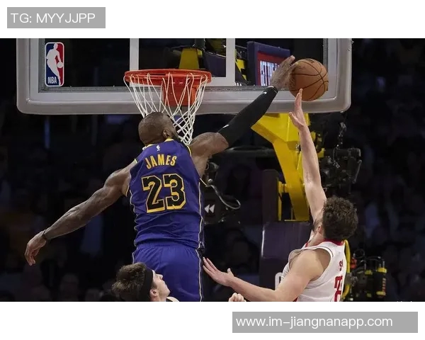 詹姆斯强调团队配合与减少失误是提升进攻效率的关键